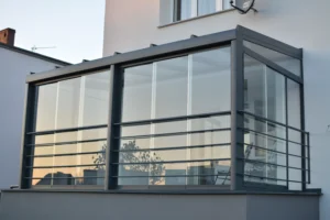 SkyGlass Systems Wielkopolska -balkon- zadaszenie i szklane ściany przesuwne