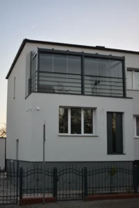 SkyGlass Systems Wielkopolska -balkon- zadaszenie i szklane ściany przesuwne